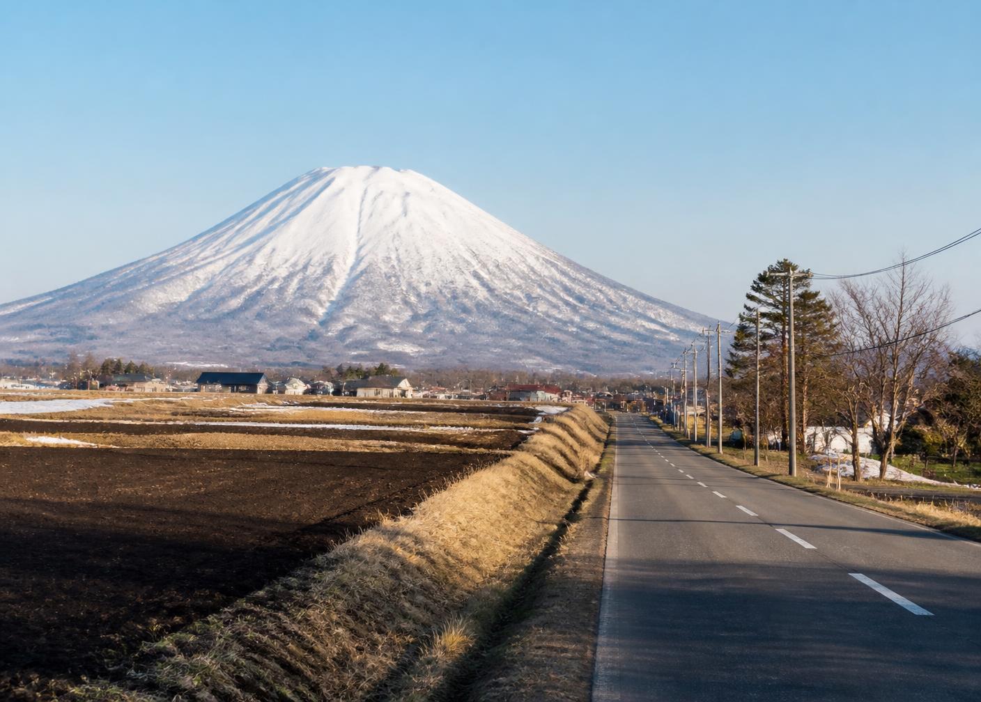 晴れた日の北海道、羊蹄山と道路